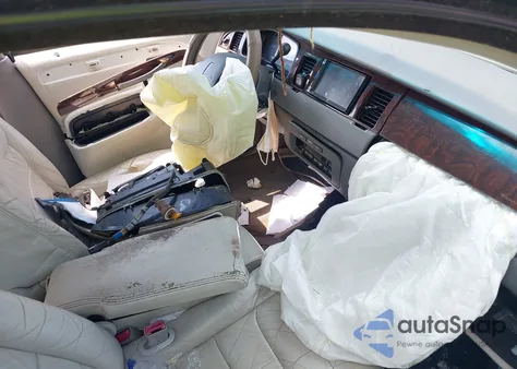 2000 Lincoln Town Car Executive from USA, damaged, VIN 1LNHM81WXYY813492